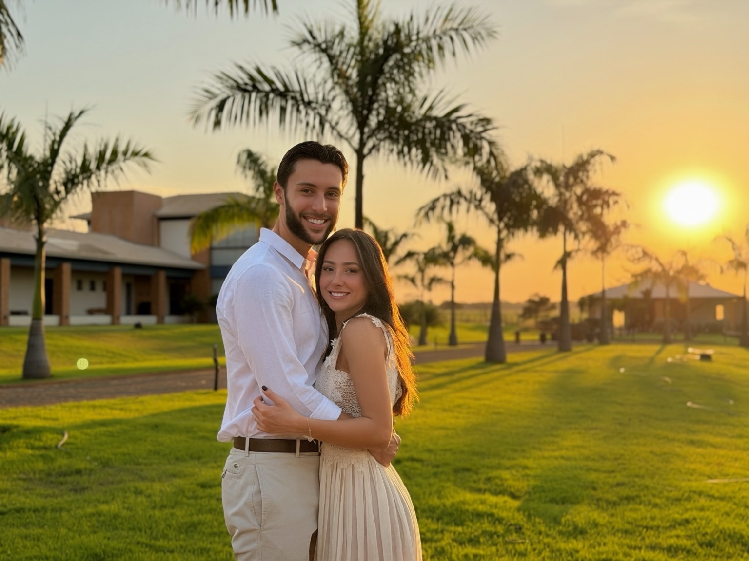 Júlia e Fernando abraçados ao pôr do sol
