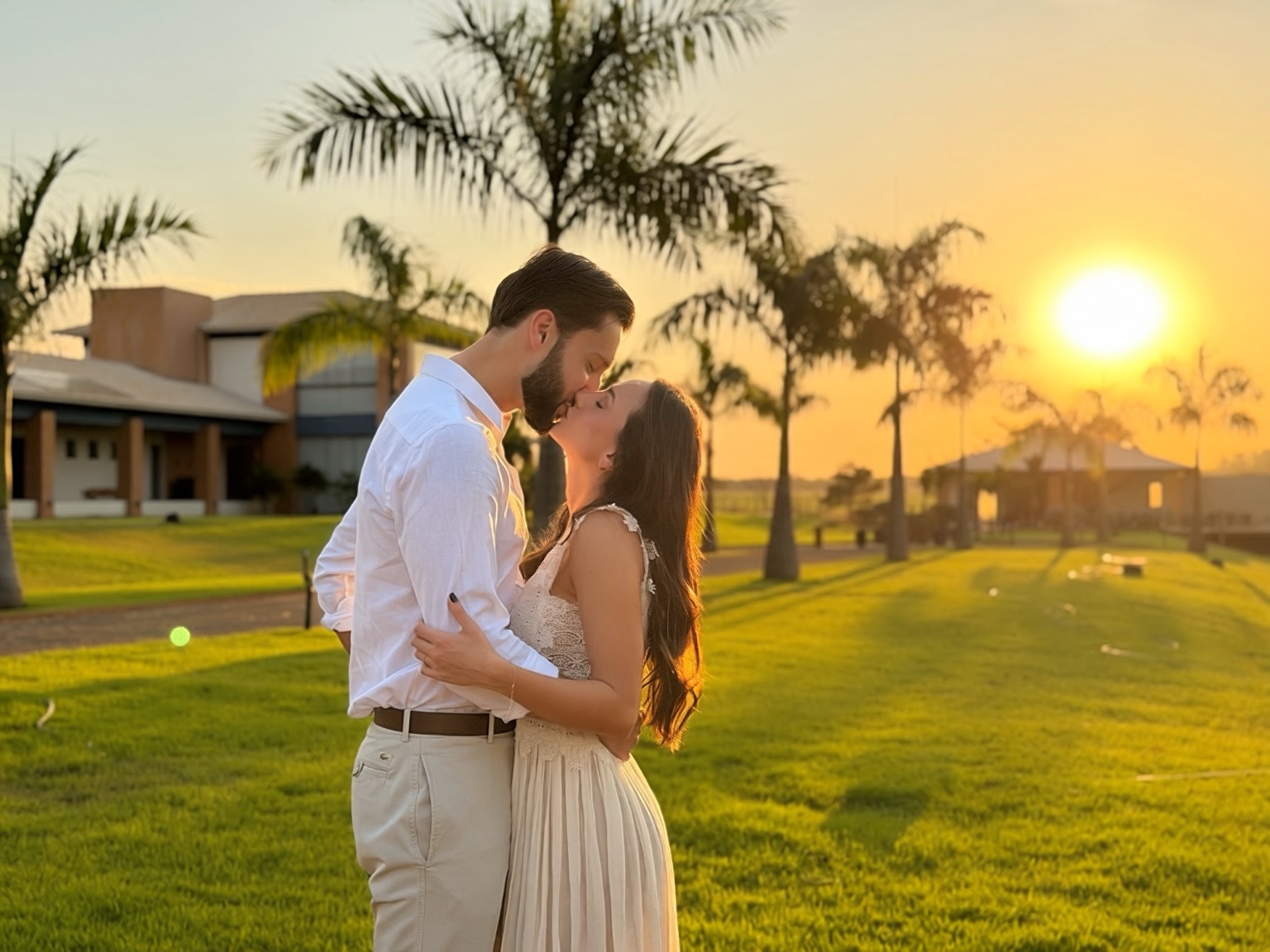 Júlia e Fernando se beijando ao pôr do sol