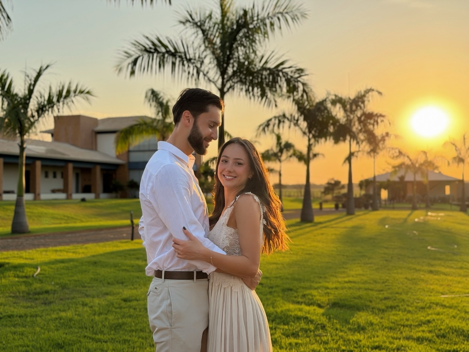Júlia e Fernando abraçados ao pôr do sol