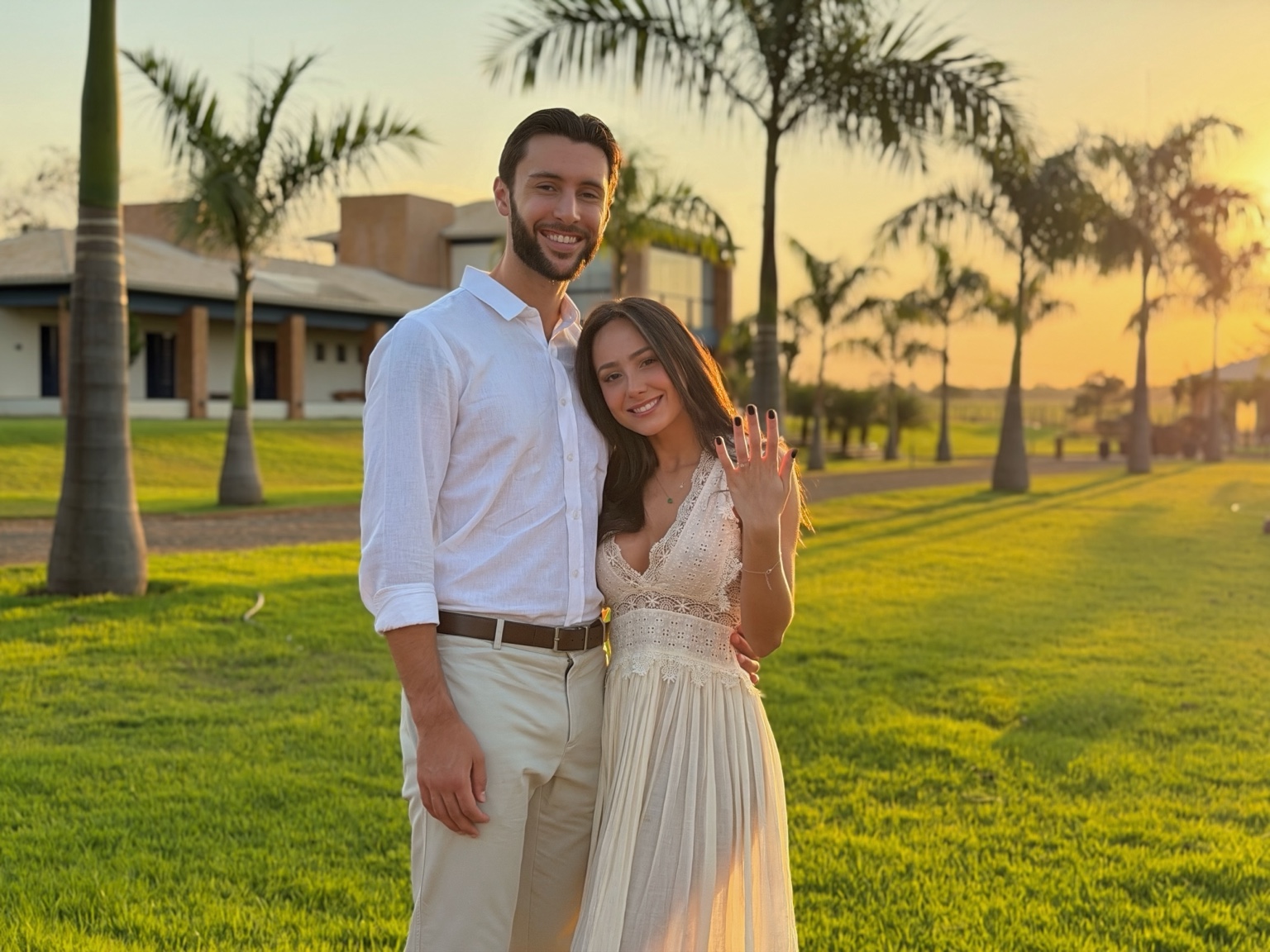 Júlia e Fernando celebrando o noivado e mostrando o anel